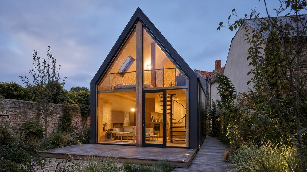 Architecture de référence du modèle Lanterne : maison compacte à double hauteur vitrée et mezzanine