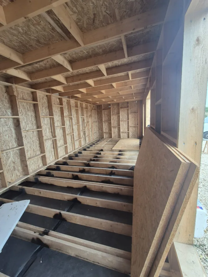 Intérieur avant l’isolation, parois en OSB, solives du plafond et du plancher
